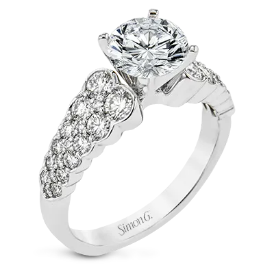 Engagement Ring in 18k Gold with Diamonds