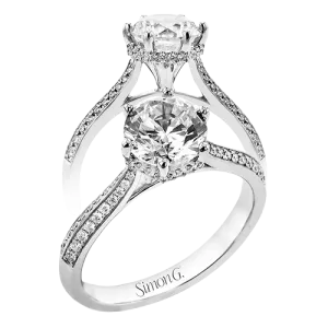 Engagement Ring in 18k Gold with Diamonds