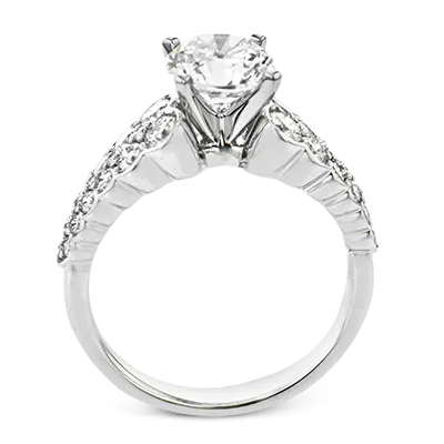 Engagement Ring in 18k Gold with Diamonds