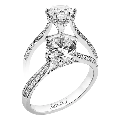 Engagement Ring in 18k Gold with Diamonds