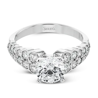 Engagement Ring in 18k Gold with Diamonds