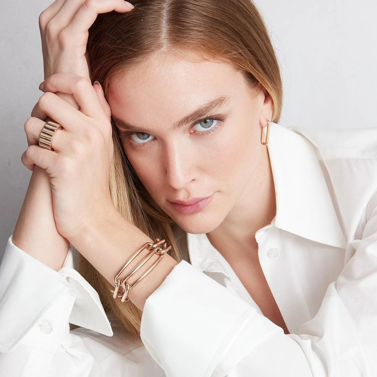 MORRELL 18K GOLD GRADUATING CHAIN LINK BRACELET WITH ELONGATED LINK
