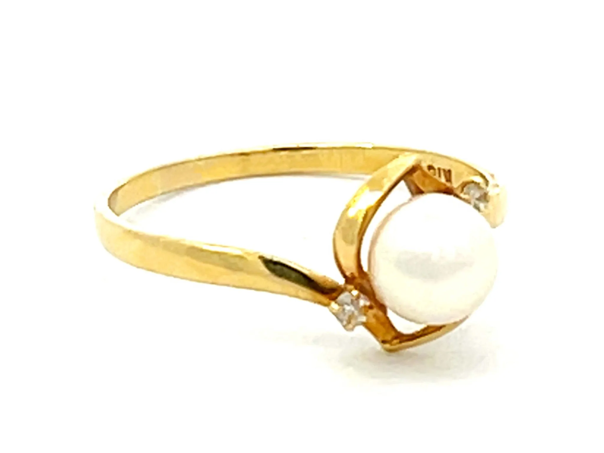 Pearl and Diamond Ring 18k Yellow Gold