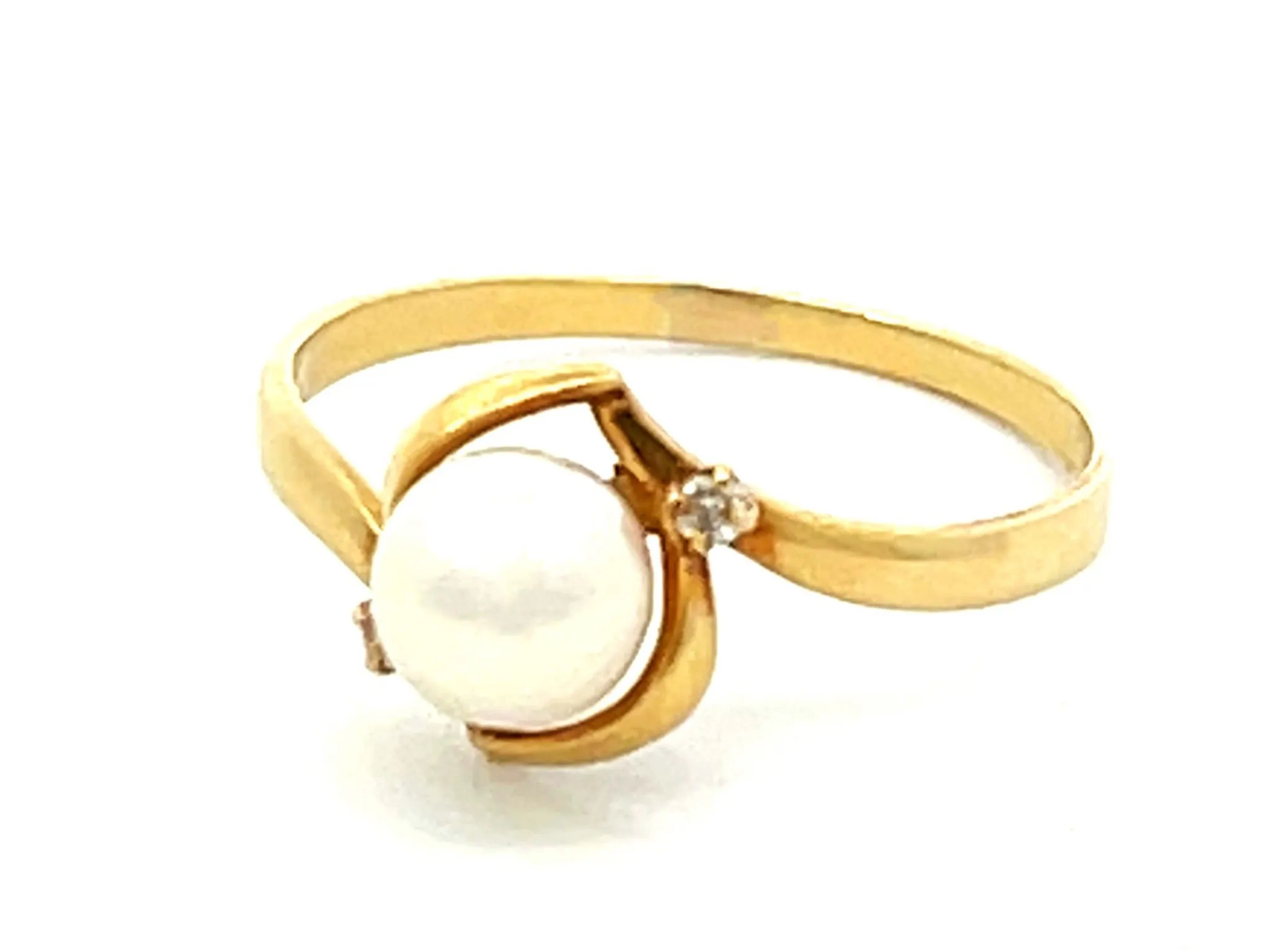 Pearl and Diamond Ring 18k Yellow Gold