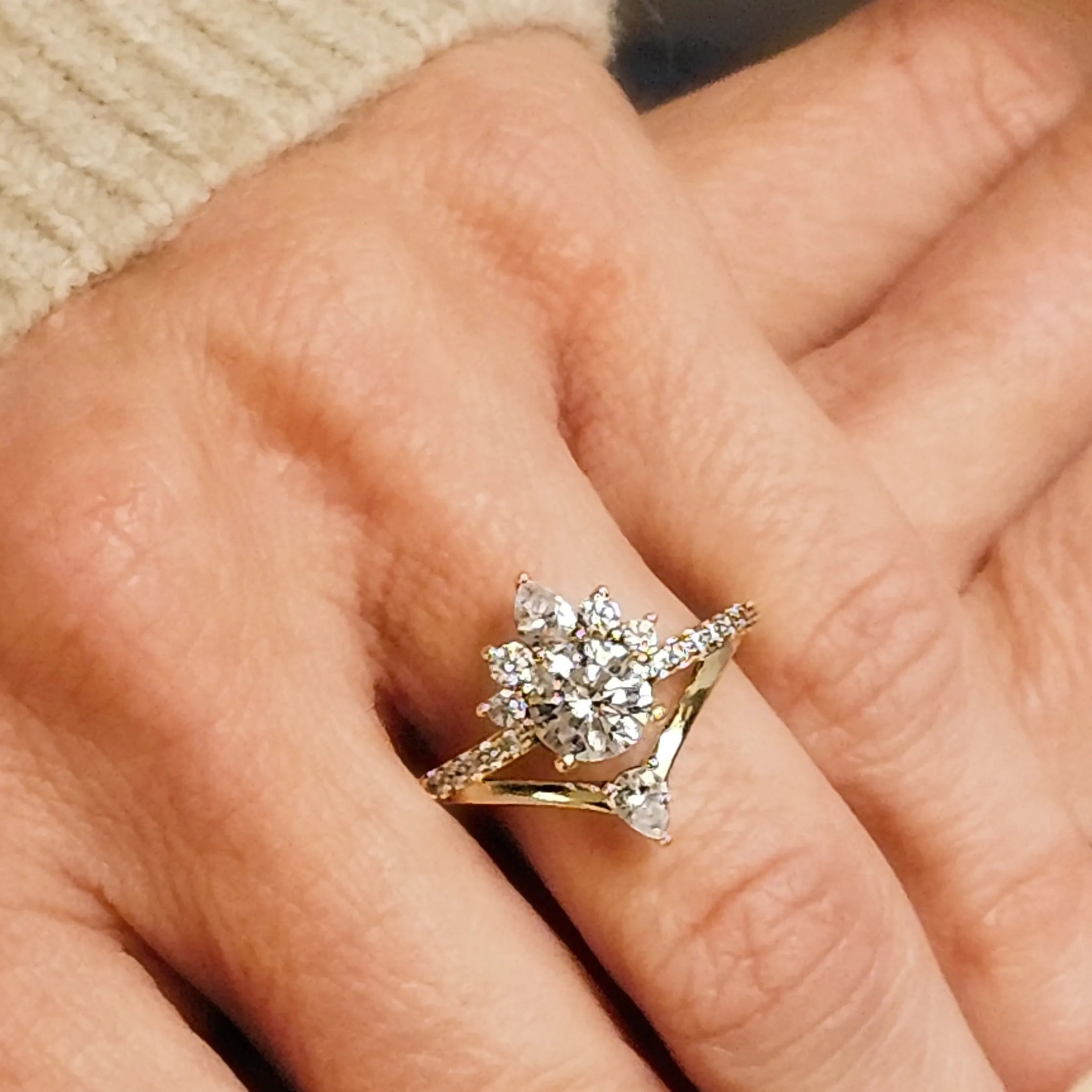 Round Diamond Starburst V-Shaped Engagement Ring Setting